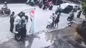 Sejumlah Pengendara Motor Nyungsep Ketiban Baliho PSI di Kembangan