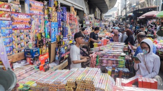 Warga membeli kembang api di Pasar Asemka, Jakarta, Jumat (29/12/2023). [Suara.com/Alfian Winanto]