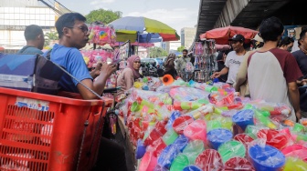 Warga membeli terompet di Pasar Asemka, Jakarta, Jumat (29/12/2023). [Suara.com/Alfian Winanto]