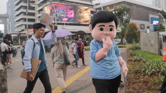 Boneka Gemoy Prabowo Subianto beraksi di Perempatan Lampu Merah Sarinah, Jakarta, Jumat (29/12/2023). [Suara.com/Alfian Winanto]