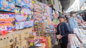 Warga membeli kembang api di Pasar Asemka, Jakarta, Jumat (29/12/2023). [Suara.com/Alfian Winanto]