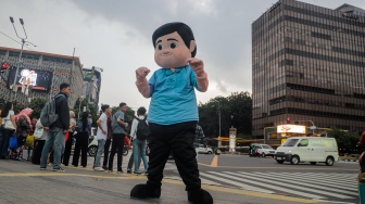 Boneka Gemoy Prabowo Subianto beraksi di Perempatan Lampu Merah Sarinah, Jakarta, Jumat (29/12/2023). [Suara.com/Alfian Winanto]