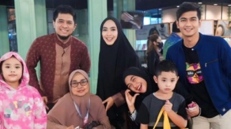 Kabur Ditanya Soal Sindiran Suami, Kini Oki Setiana Dewi Muncul Bareng Anak Teuku Ryan