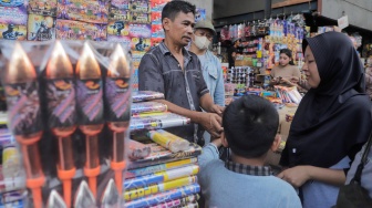 Warga membeli kembang api di Pasar Asemka, Jakarta, Jumat (29/12/2023). [Suara.com/Alfian Winanto]