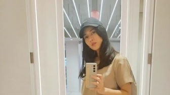 Dian Sastro Pakai Kaos Belel Sobek Lagi Ketik Naskah, Netizen Malah Heboh