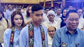 Gibran Tetap Perhatian dengan Selvi Ananda di Tengah Kerumunan