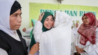 Tak Bareng dengan Ganjar dan Alam, Siti Atikoh Ngaji dan Ziarah ke Makam Kiai Abdurrahman Demak