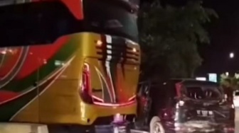 Bus Ugal-ugalan Tabrak Mobil Xenia, Penumpang Histeris