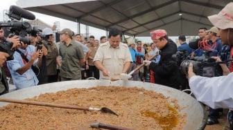 Calon presiden nomor urut 2 Prabowo Subianto didampingi Youtuber chef Bobon Santoso memasak saat acara Masak Besar di Cilincing, Jakarta, Sabtu, (30/12/2023). [Suara.com/Alfian Winanto]