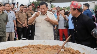 Calon presiden nomor urut 2 Prabowo Subianto didampingi Youtuber chef Bobon Santoso memasak saat acara Masak Besar di Cilincing, Jakarta, Sabtu, (30/12/2023). [Suara.com/Alfian Winanto]