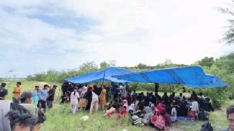 Ratusan Pengungsi Rohingya Terdampar di Perairan Langkat Sumut, Warga Berempati Beri Makanan