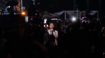 Warga memadati Car Free Night di kawasan Bundaran HI, Jakarta, Minggu (31/12/2023). [Suara.com/Alfian Winanto]