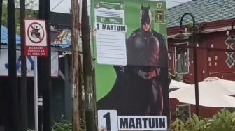 Lucu Banget! Caleg di Singkawang Pasang Foto Batman, Netizen Juluki Pahlawan