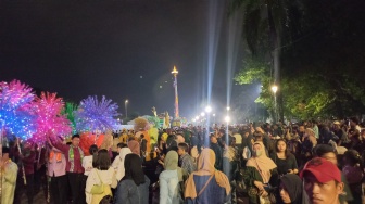 Ngaret Dua Jam, Warga Bete Nunggu Heru Budi Buka Jakarnaval di Monas: Sampai Pegal!