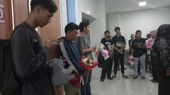 Bawa Buket Bunga, Puluhan Warga Boyolali Jenguk Relawan Ganjar Korban Penganiayaan Oknum TNI