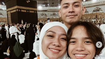 Umrah Bareng Tiko Aryawardhana dan Noah Sinclair, BCL Didoakan Pakai Hijab Usai Pulang dari Tanah Suci