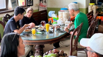 Ajak Anak Istri ke Semarang, Ganjar Pranowo Mampir Warung Makan Legendaris Kepala Manyung Bu Fat