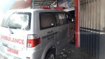 Brukkk! Mobil Ambulans Milik Dinkes Blitar Seruduk Toko Emas di Srengat