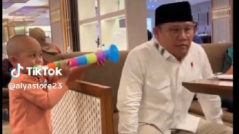 Momen Kocak Cak Imin Dikerjai Keponakan, Sampai Lompat dari Kursi