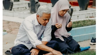Momen 'Buk, kangen..' Ganjar Pranowo dan Rindu yang Hanya Bisa Terobati dengan Al-Fatihah