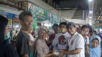 TKD Prabowo-Gibran di Jatim Blusukan Sapa Pedagang di Pasar Tambakrejo