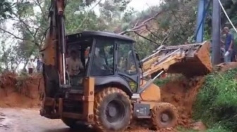 Jalan Lintas Sumbar-Jambi Tak Bisa Dilewati gegara Longsor, Perbaikan Digesa