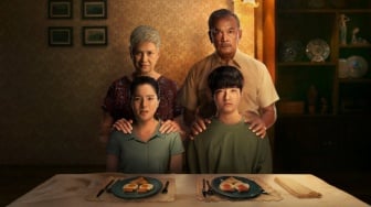 Review Film 'The Whole Truth', Rahasia Horor di Balik Lubang Dinding