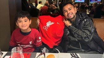 Raffi Ahmad Ditaksir Rogoh Kocek Rp1,3 Juta untuk Tiket Nonton Liverpool Bareng Rafathar