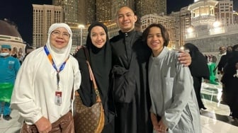 Umrah Bareng Suami Baru, Cara BCL Panjatkan Doa bagi Ashraf Sinclair Dipuji Berkelas