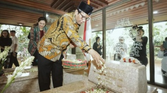 Disebut Reinkarnasi Bung Hatta, Ini Momen Mahfud MD Ziarah ke Makam Wakil Presiden Pertama RI