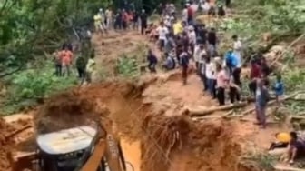 Jalan Lintas Padang-Kerinci Mulai Bisa Dilewati Kendaraan dengan Sistem Buka-Tutup, Pembersihan Longsor Masih Berjalan