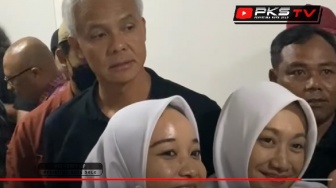 Momen Ganjar Pranowo Panik Diajak Foto 2 Perawat Cantik, Bukan Karena Dilihat Siti Atikoh, Tapi Gara-gara Ini