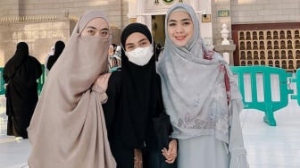 10 Potret Artis Umrah di Akhir Tahun, Ria Ricis yang Paling Disorot