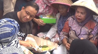 Janji Anies Baswedan Saat Makan Tengah Sawah Solok Bareng Petani