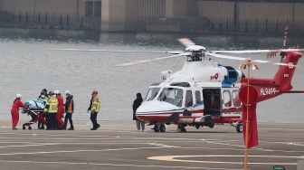 Pemimpin partai oposisi Korea Selatan Lee Jae-myung turun dari helikopter dengan tandu untuk dibawa ke Rumah Sakit Universitas Nasional Seoul, Korea Selatan, Selasa (2/1/2024). [YONHAP / AFP] 
