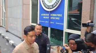 Datang Telat, Gibran Penuhi Panggilan Bawaslu Jakpus Buntut Bagi-bagi Susu Gratis