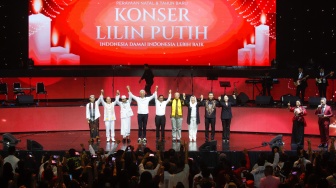 Pasangan Capres dan Cawapres nomor urut 3, Ganjar Pranowo dan Mahfud MD (tengah) saat menghadiri Konser Lilin Putih di Balai Sarbini, Semanggi, Jakarta, Rabu (3/1/2024). [Suara.com/Alfian Winanto]