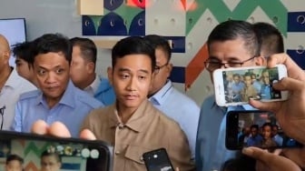 Gibran Malah Buang Muka saat Ditanya, Asal Susu yang Dibagikan Saat CFD Masih Jadi Misteri