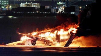 Potret Horornya Pesawat Japan Airlines yang Terbakar di Bandara Haneda Tokyo