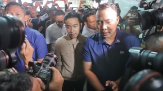 Calon Wakil Presiden (Cawapres) nomor urut 2 Gibran Rakabuming Raka (tengah) saat datang untuk menjalani Pemeriksaan di Bawaslu Kota Jakarta Pusat, Jakarta, Rabu (3/1/2023). [Suara.com/Alfian Winanto]