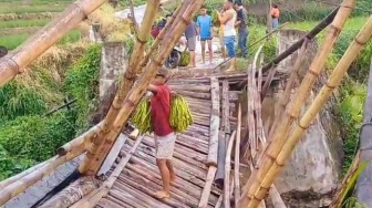 Jembatan Kedaung Pringsewu Rusak Parah, Warga Pilih Seberangi Sungai