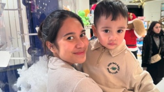 Momong Cipung di London, Azizah Salsha Bawa Tas Lebih Mahal dari Gaji Pratama Arhan