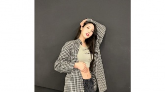 4 Padu Padan Outfit Kemeja ala Sinb VIVIZ, Cocok Buat Santai dan Formal