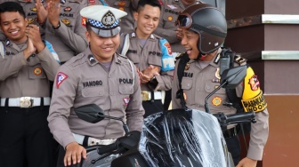 Kapolri Beri Hadiah Bripda Novandro yang Rela Korbankan Motor Pribadi Demi Cegah Kecelakaan di Kubu Raya