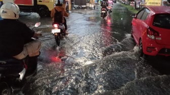 Sepeda Motor Nekat Terobos Banjir, Ini Risikonya...