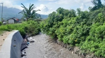 Kejadian Aneh, Air Sungai yang Berhulu dari Gunung Marapi di Sumbar Berubah Warna Jadi Coklat Gelap