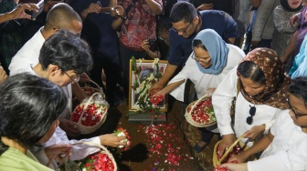 Kerabat dan saudara mentabur bunga di makam Menteri Koordinator Bidang Maritim dan Sumber Daya Indonesia, Rizal Ramli di TPU Jeruk Purut, Jakarta, Kamis (4/1/2024). [Suara.com/Alfian Winanto]