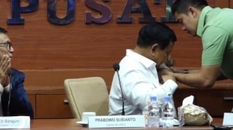 Detik-detik Prabowo Lepaskan Pin Dinas Dibantu Mayor Teddy