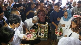 Kerabat dan saudara mentabur bunga di makam Menteri Koordinator Bidang Maritim dan Sumber Daya Indonesia, Rizal Ramli di TPU Jeruk Purut, Jakarta, Kamis (4/1/2024). [Suara.com/Alfian Winanto]