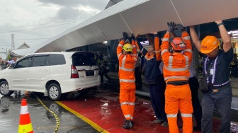 Hujan Deras dan Angin Kencang Landa Jogja, Lima Mobil Rusak Tertimpa Kanopi di Stasiun Yogyakarta